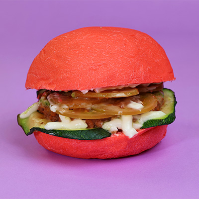 Bun rosso alla barbabietola, Burger non è pollo, crema di zucchine, zucchine grigliate, pomodoro, maio veg